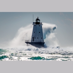 Waves at Ludington Lighthouse (2524)