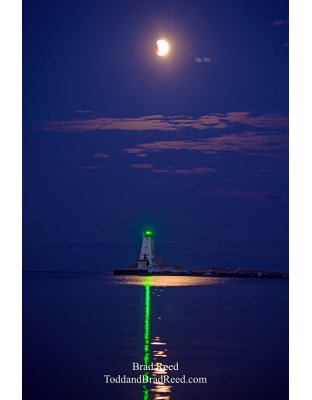 Eclipse With Ludington Lighthouse Shore Light (6644)